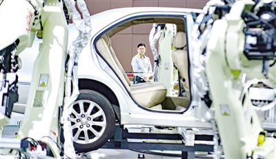 在第二届进博会装备展区,日本那智不二越公司展台的超高速点焊SRA系列机器人。记者 普布扎西 摄